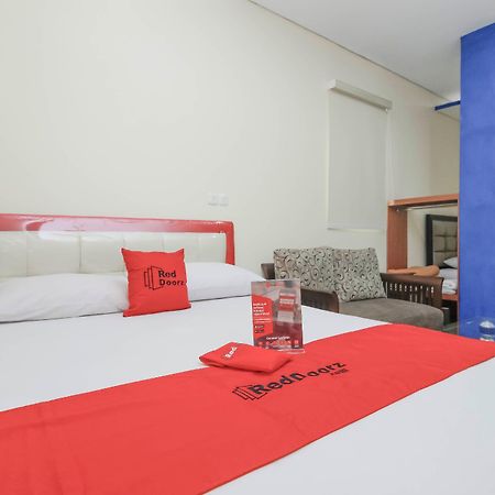 Reddoorz Plus @ Jalan Pemuda Джакарта Екстериор снимка