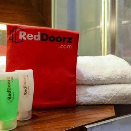 Reddoorz Plus @ Jalan Pemuda Джакарта Екстериор снимка