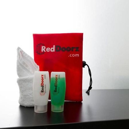 Reddoorz Plus @ Jalan Pemuda Джакарта Екстериор снимка