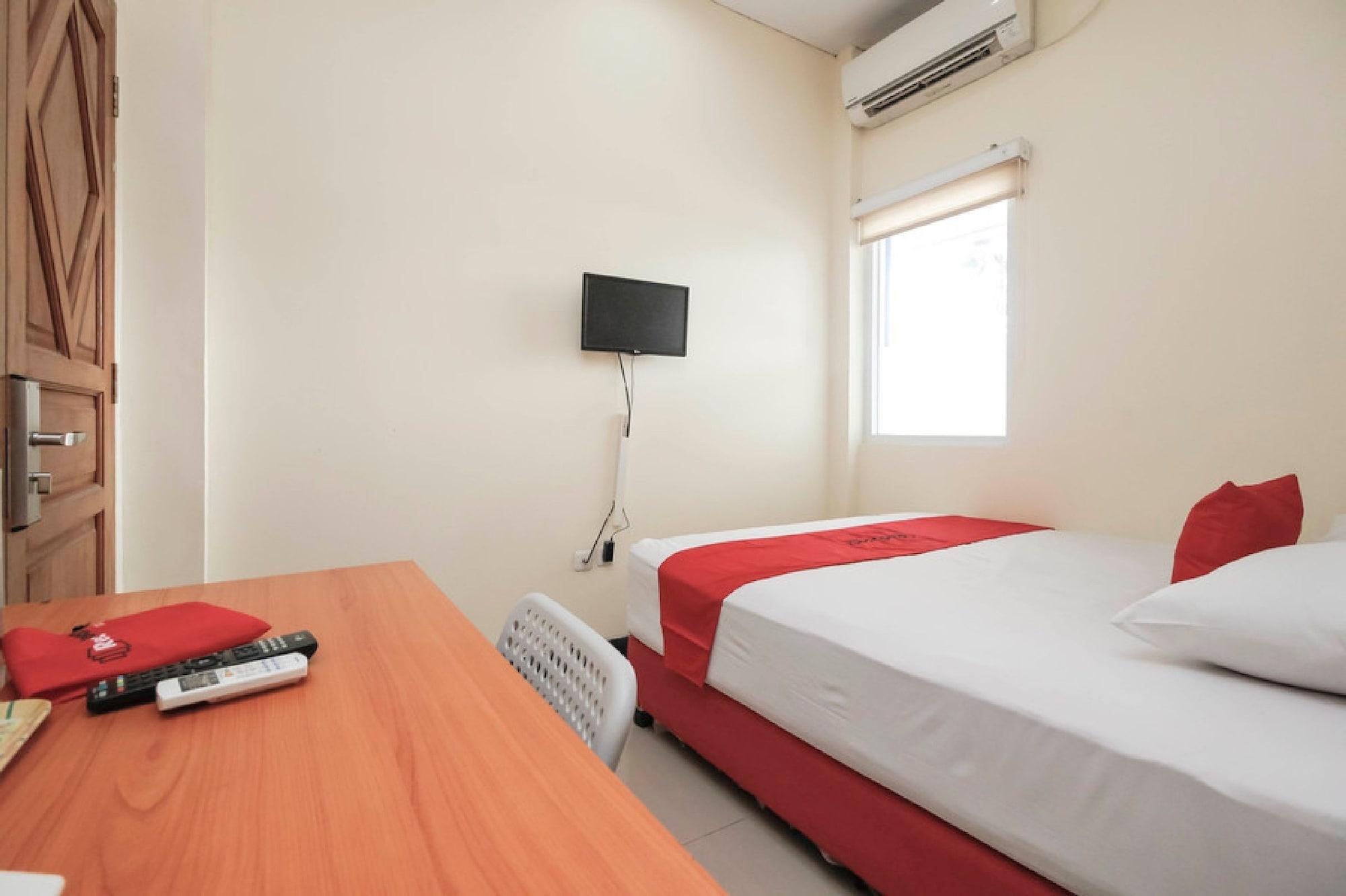 Reddoorz Plus @ Jalan Pemuda Джакарта Екстериор снимка