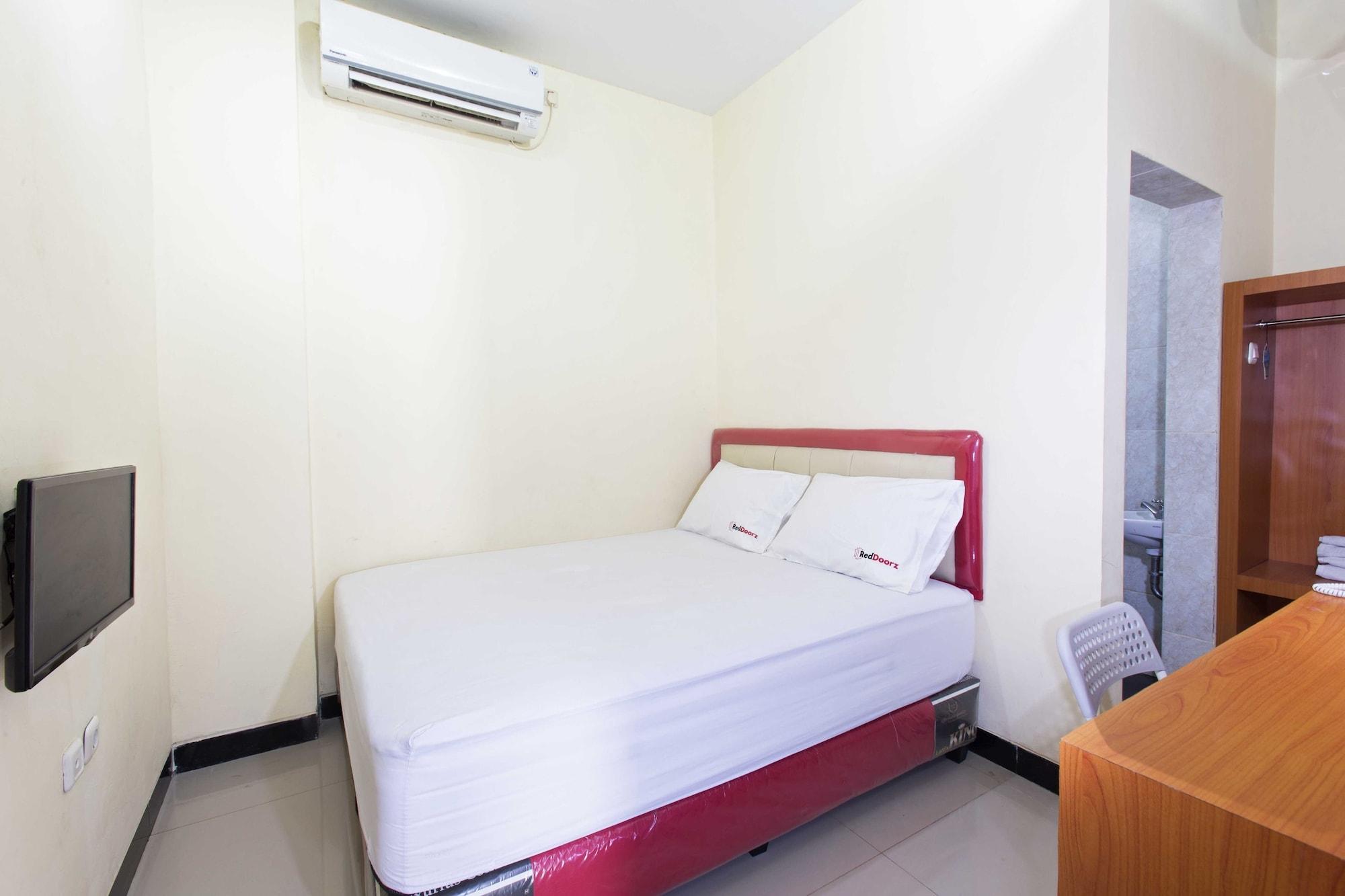 Reddoorz Plus @ Jalan Pemuda Джакарта Екстериор снимка