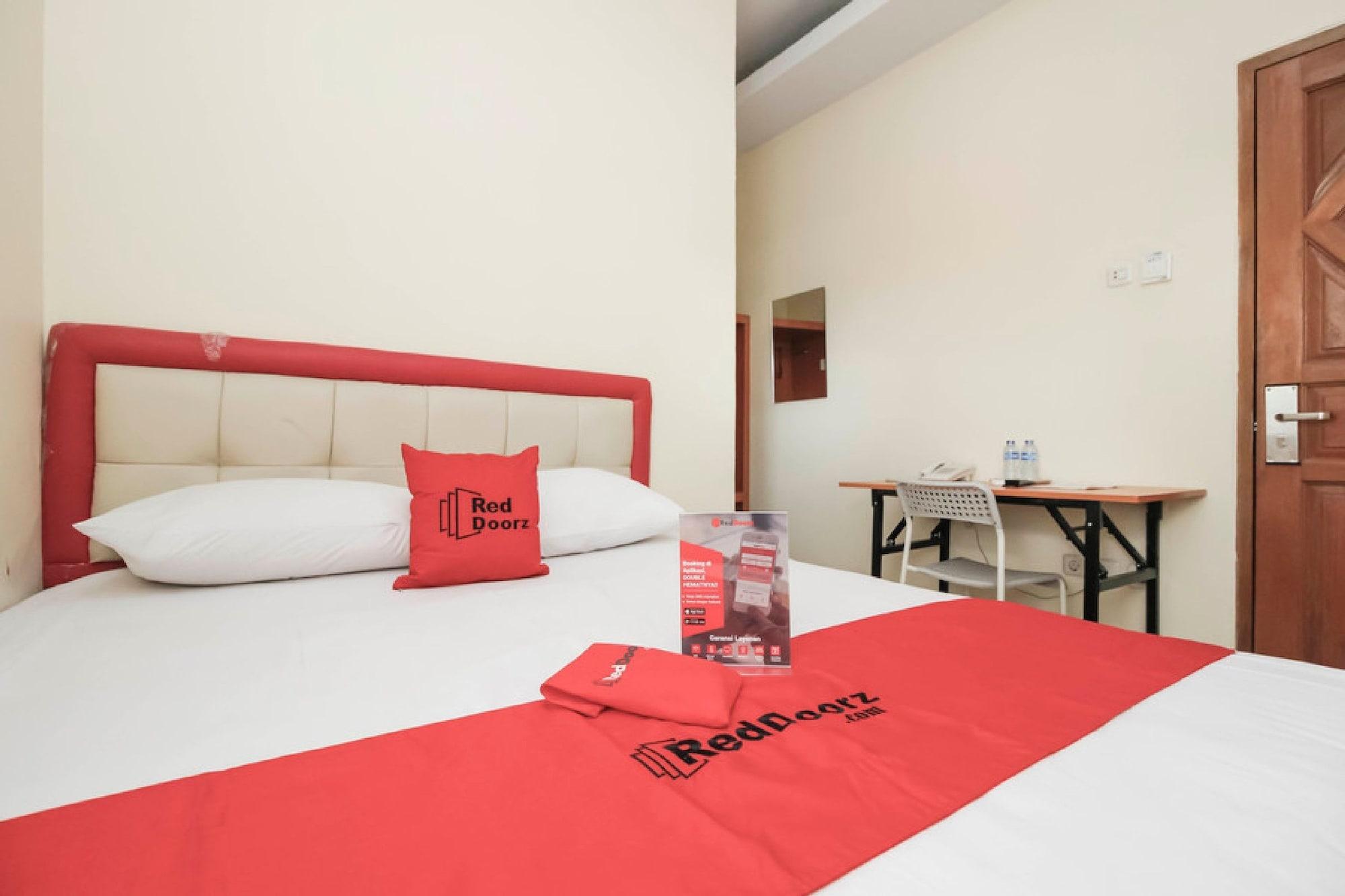 Reddoorz Plus @ Jalan Pemuda Джакарта Екстериор снимка