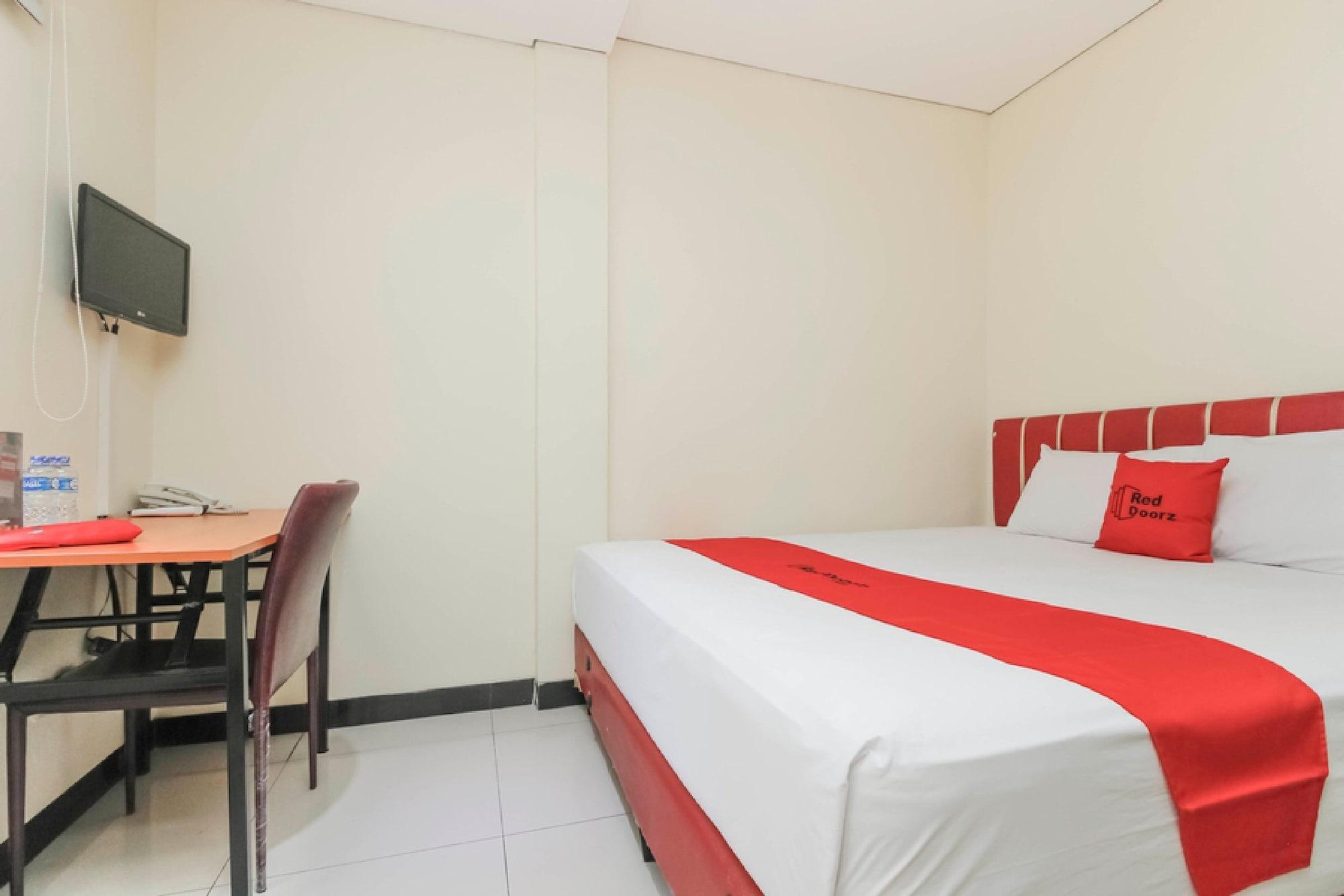 Reddoorz Plus @ Jalan Pemuda Джакарта Екстериор снимка