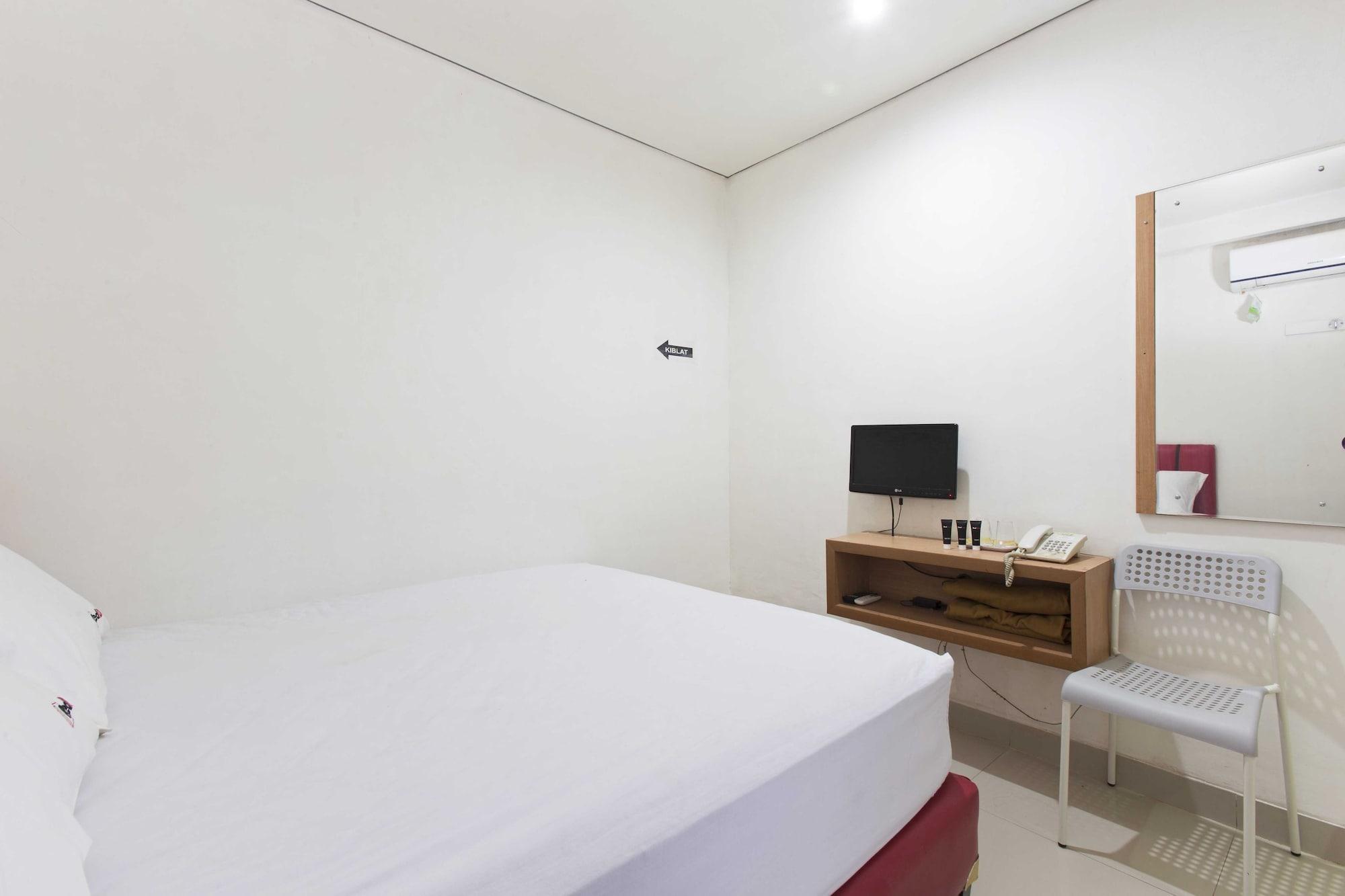 Reddoorz Plus @ Jalan Pemuda Джакарта Екстериор снимка