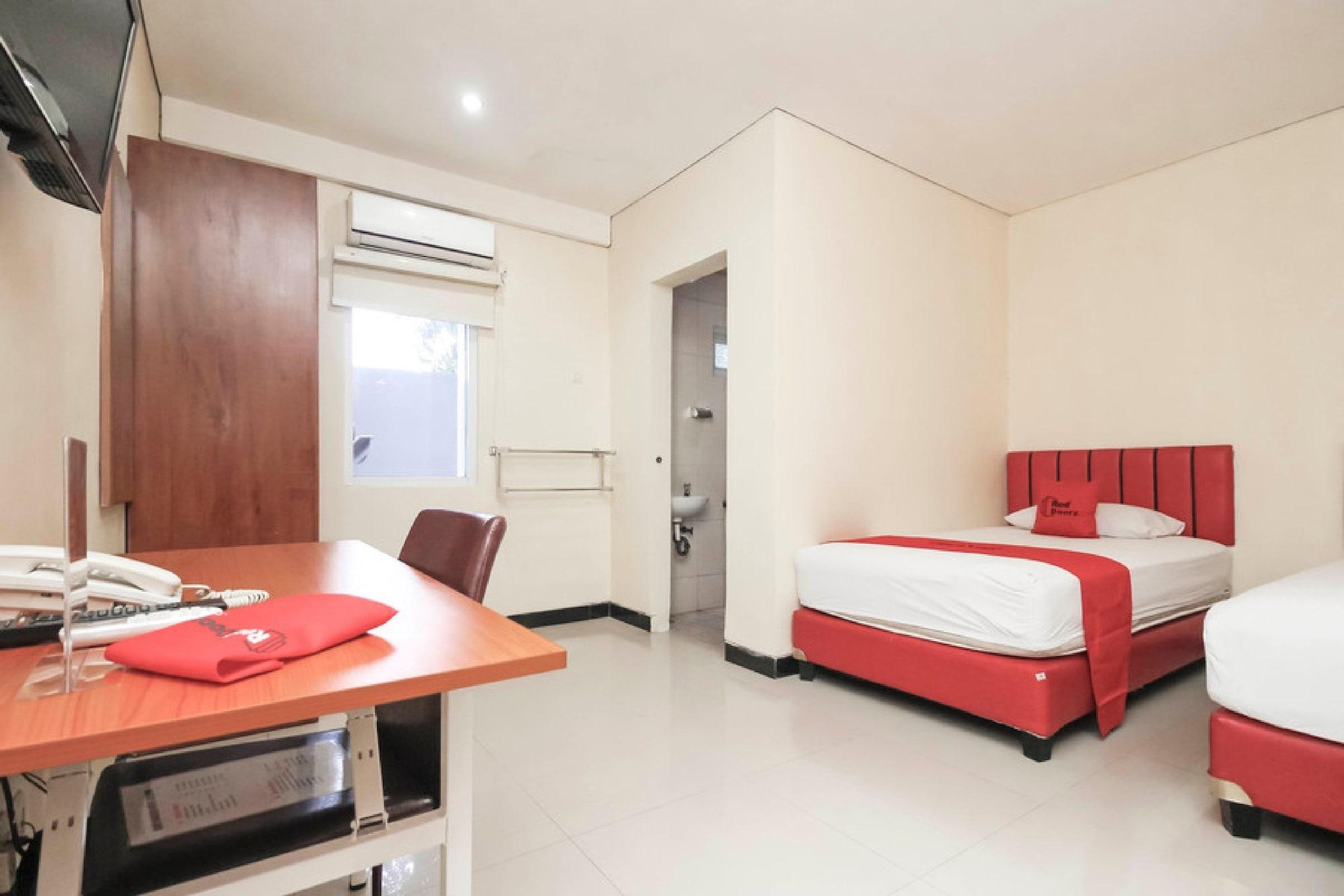 Reddoorz Plus @ Jalan Pemuda Джакарта Екстериор снимка
