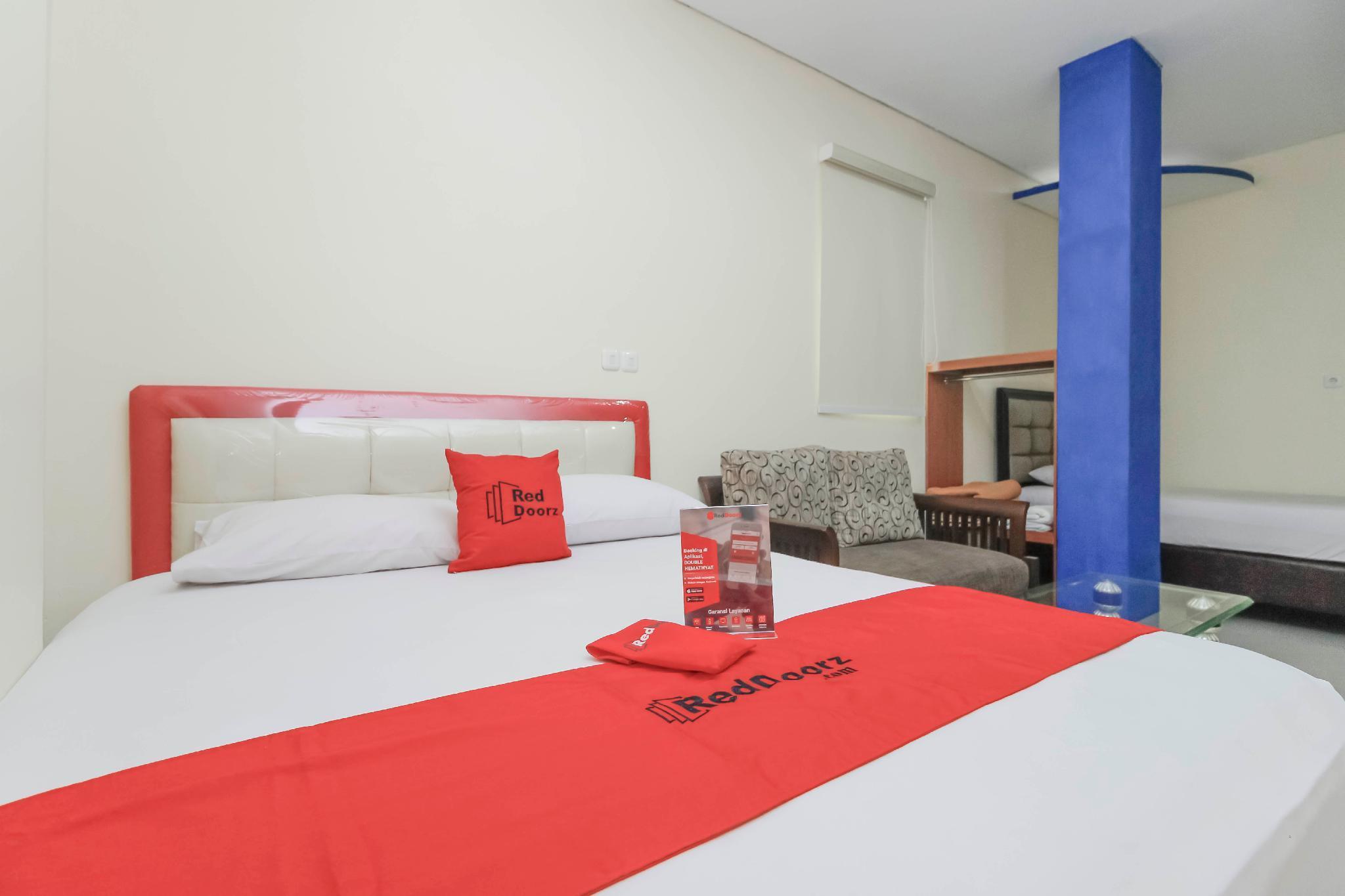 Reddoorz Plus @ Jalan Pemuda Джакарта Екстериор снимка