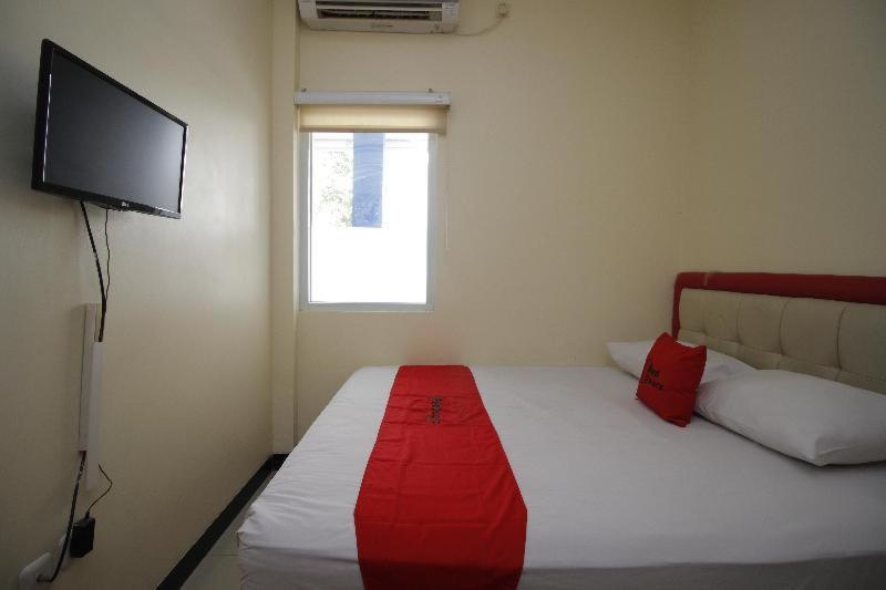 Reddoorz Plus @ Jalan Pemuda Джакарта Стая снимка