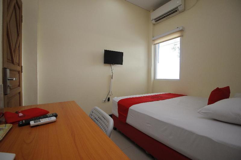Reddoorz Plus @ Jalan Pemuda Джакарта Стая снимка