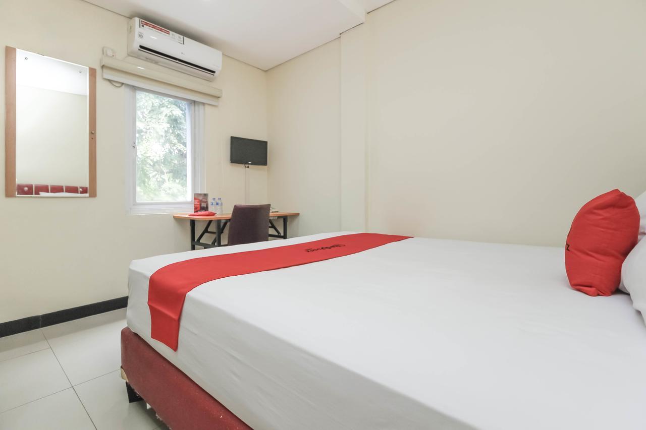 Reddoorz Plus @ Jalan Pemuda Джакарта Екстериор снимка