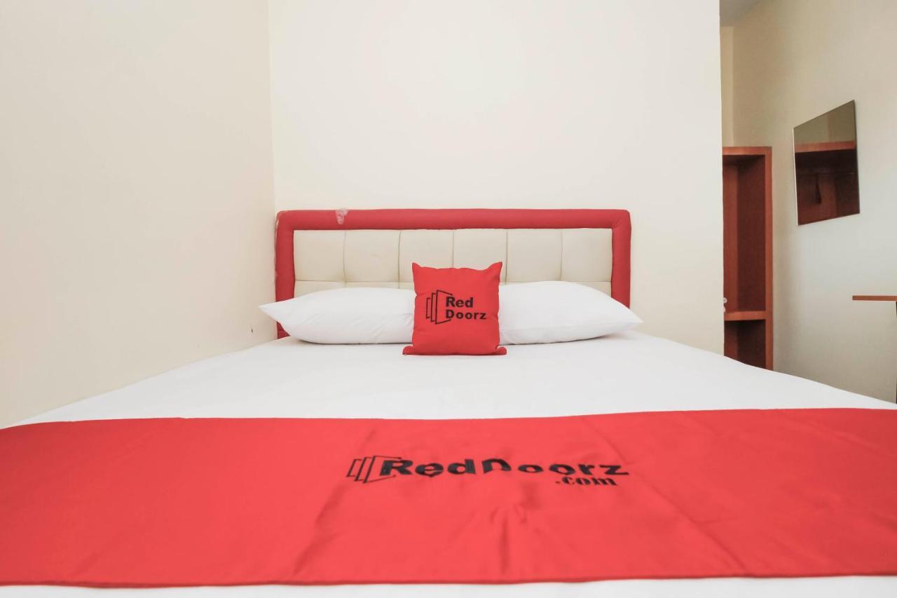 Reddoorz Plus @ Jalan Pemuda Джакарта Екстериор снимка