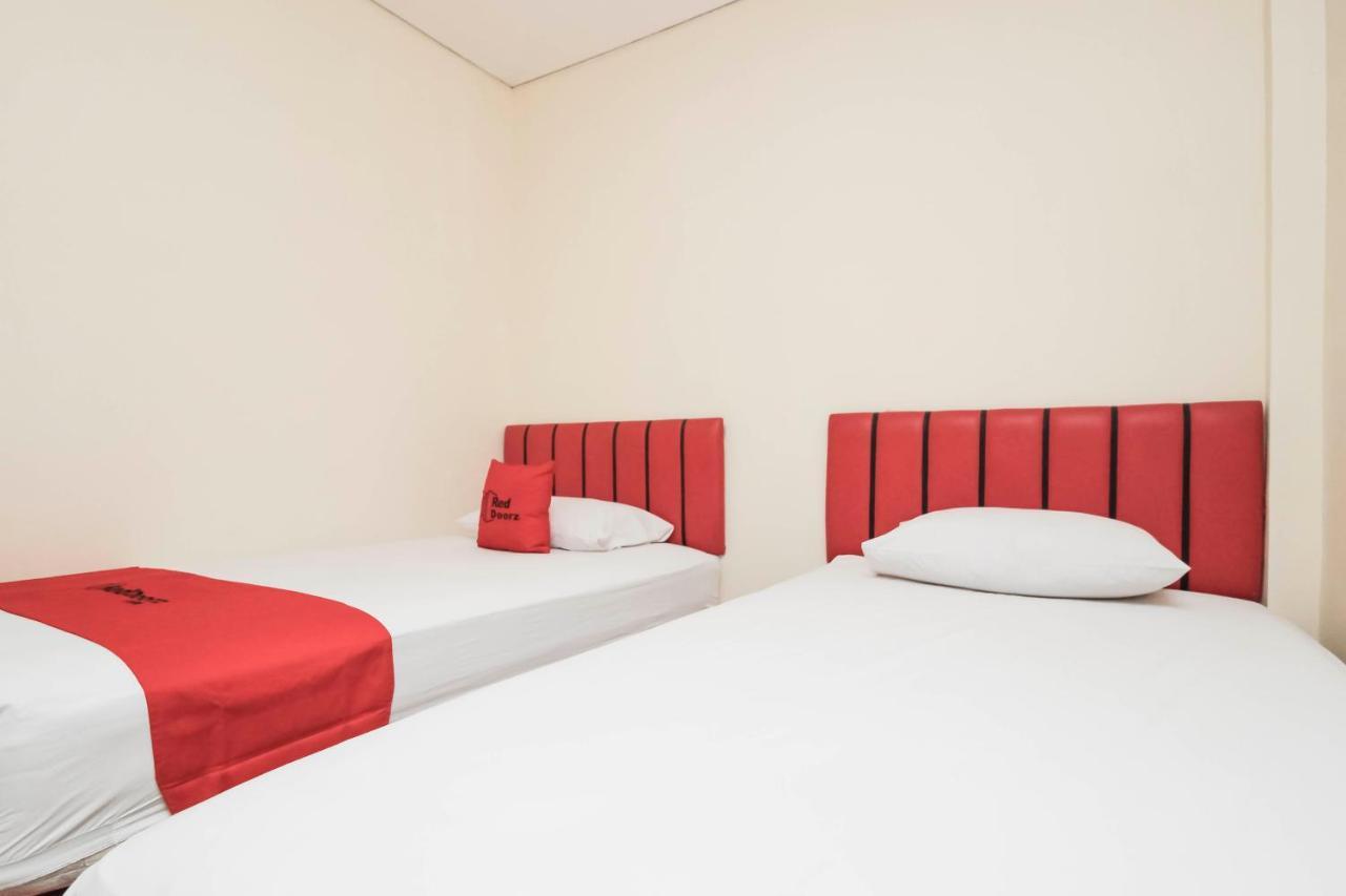 Reddoorz Plus @ Jalan Pemuda Джакарта Екстериор снимка