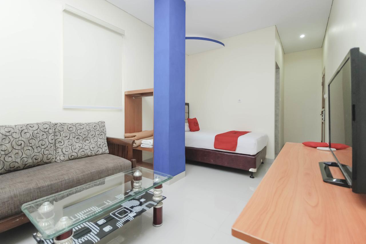 Reddoorz Plus @ Jalan Pemuda Джакарта Екстериор снимка