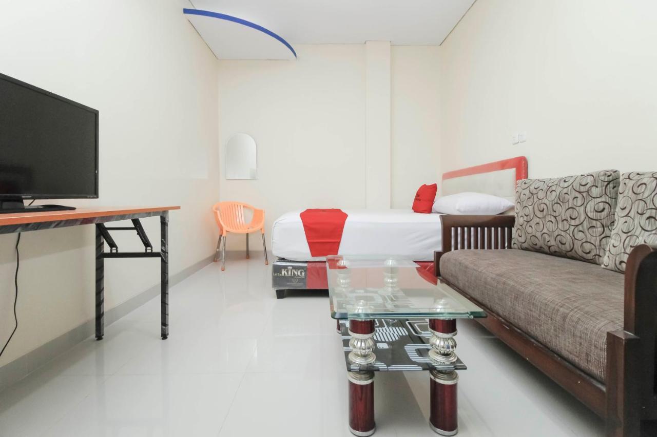 Reddoorz Plus @ Jalan Pemuda Джакарта Екстериор снимка