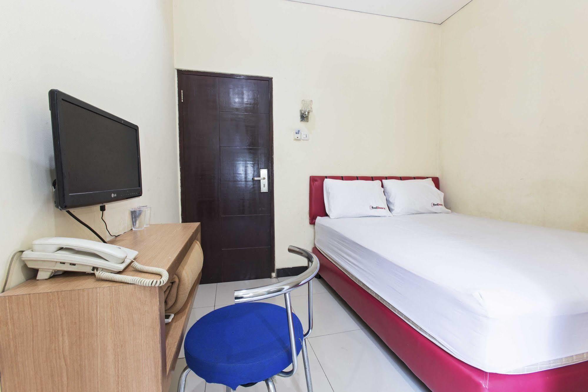 Reddoorz Plus @ Jalan Pemuda Джакарта Екстериор снимка