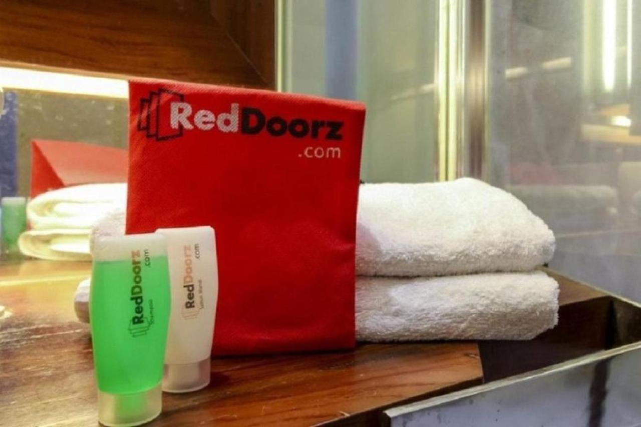 Reddoorz Plus @ Jalan Pemuda Джакарта Екстериор снимка