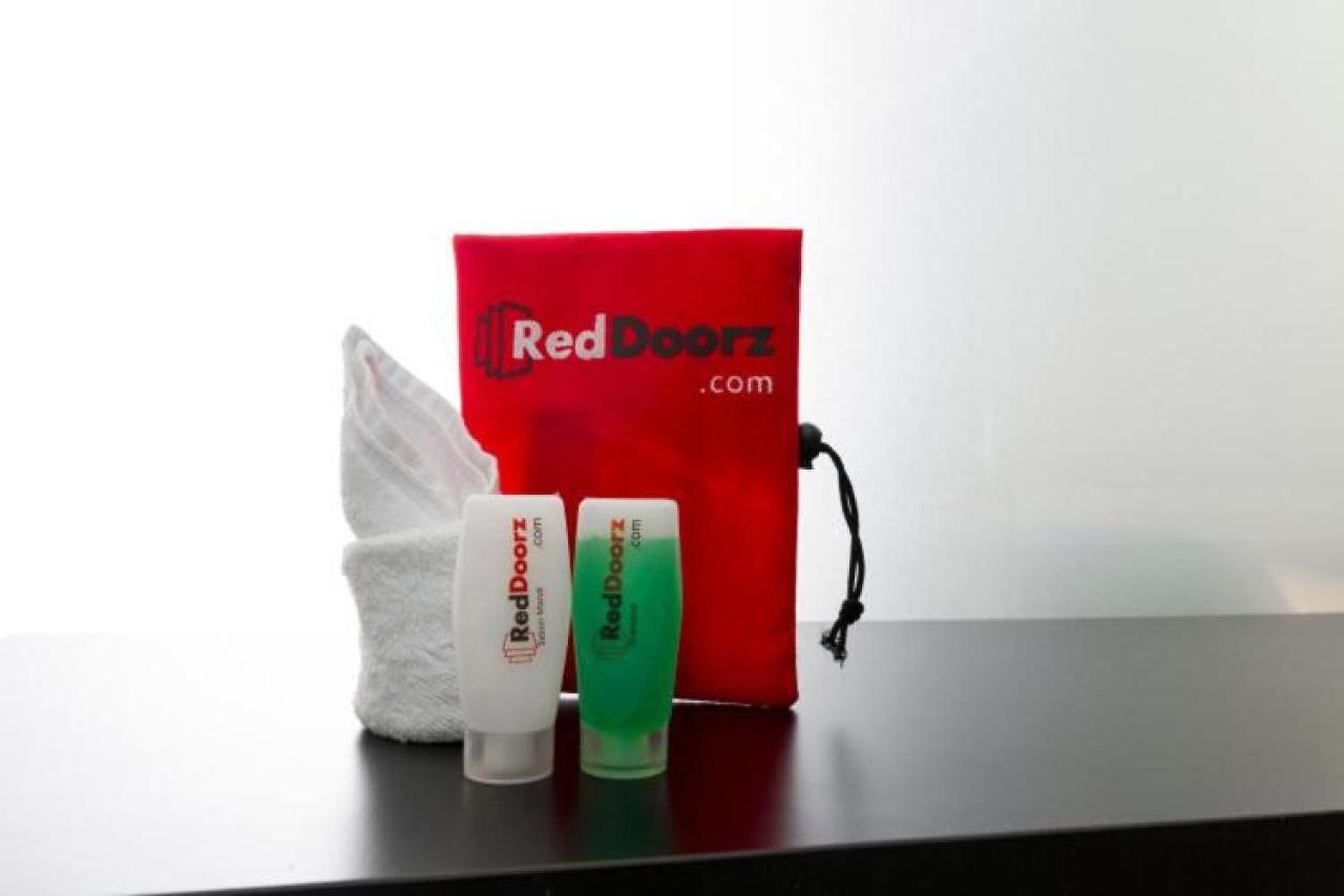 Reddoorz Plus @ Jalan Pemuda Джакарта Екстериор снимка