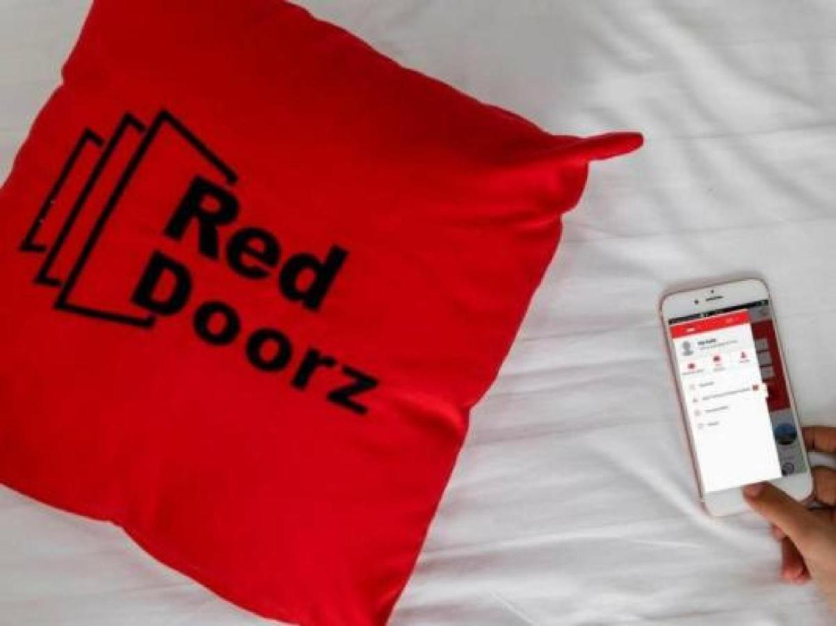 Reddoorz Plus @ Jalan Pemuda Джакарта Екстериор снимка